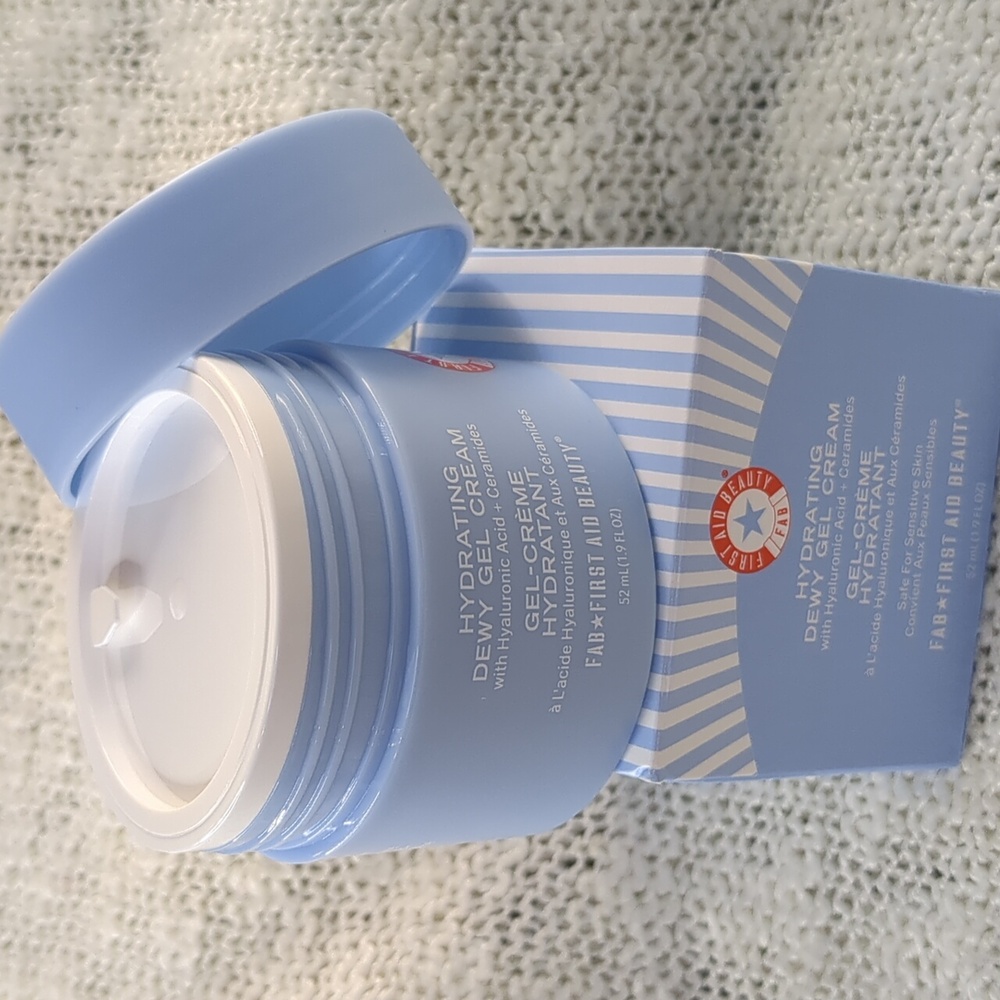 First Aid Beauty Dewy Gel Cream  with Hyaluronic Acid+Ceramides, 52ml/1.9fl oz - Picture 5 of 14